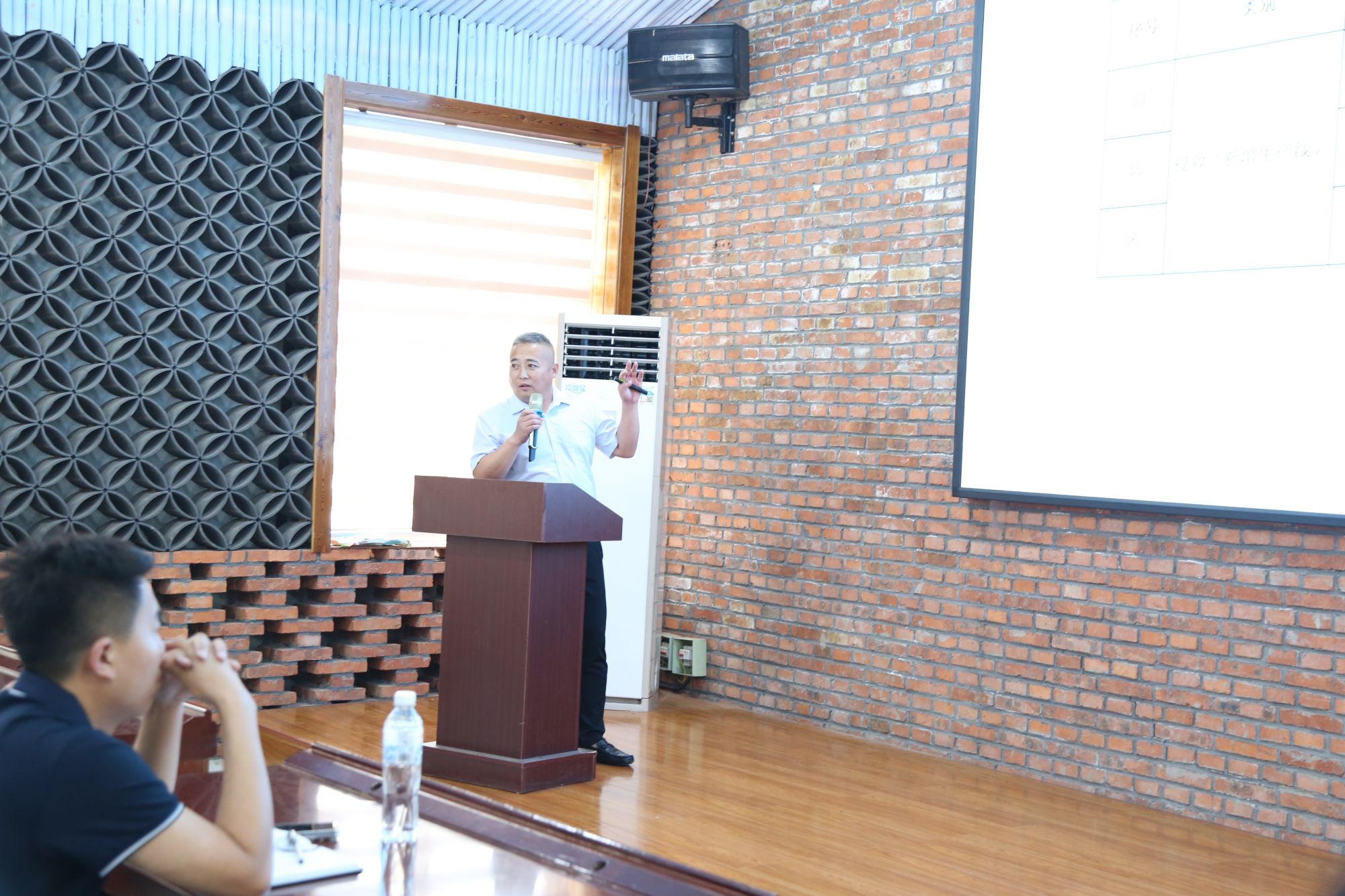 少妇出轨做爰高潮A片