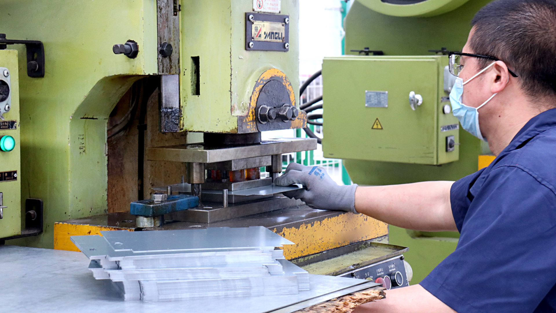 少妇出轨做爰高潮A片